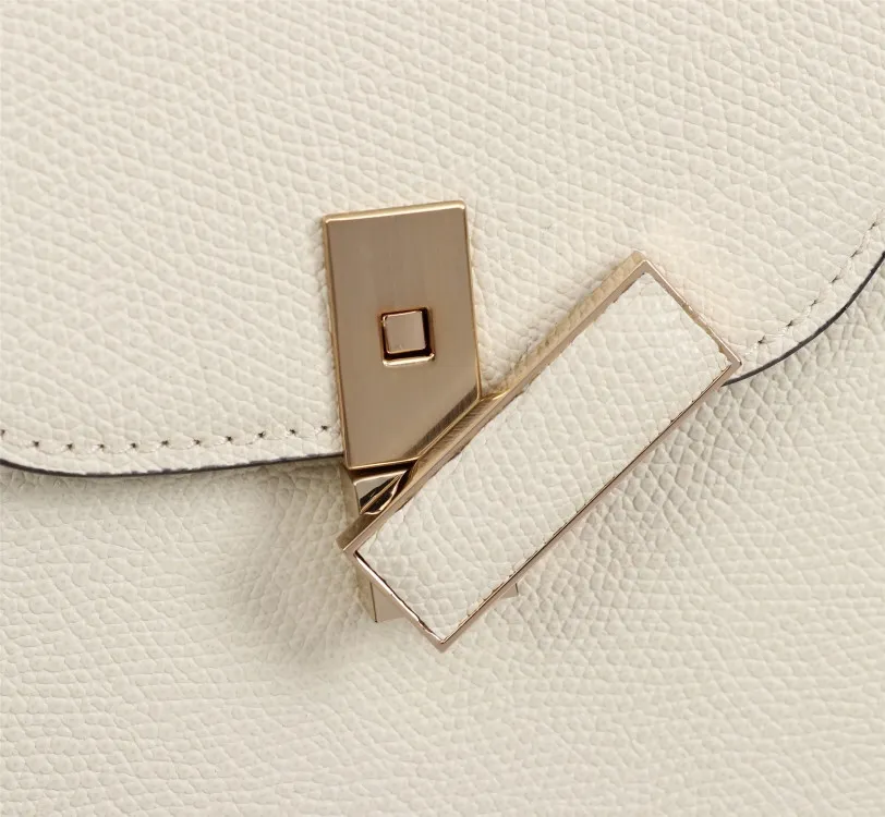 In stock 👉Original medium size off-white, 👉Valextra Valextra Iside, known as Italian Hermès, is one of the most representative designs of Valextra. There is no obvious logo, but the simple collective line design is very recognizable, full of architectural art, and shows a capable and intellectual style. It is made of imported palm-print lining cowhide, with up to five stitches of handwork, and the shiny oil edges test the skill of the craftsman. Medium size: 26cm【6627#】
